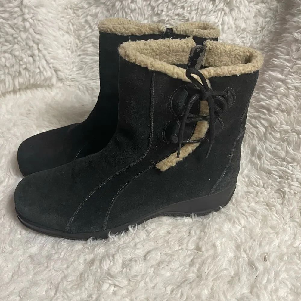 Clarks Leather suede ankle wedge Boots side zipper rubber soles size 9W